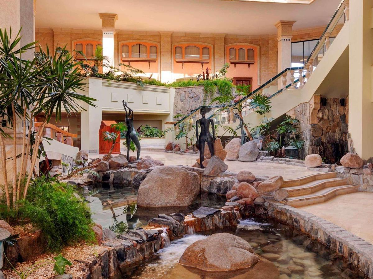 Naama Bay Promenade Beach Resort Managed By Accor Sharm el Sheikh Esterno foto The lobby of the Hilton Anatole