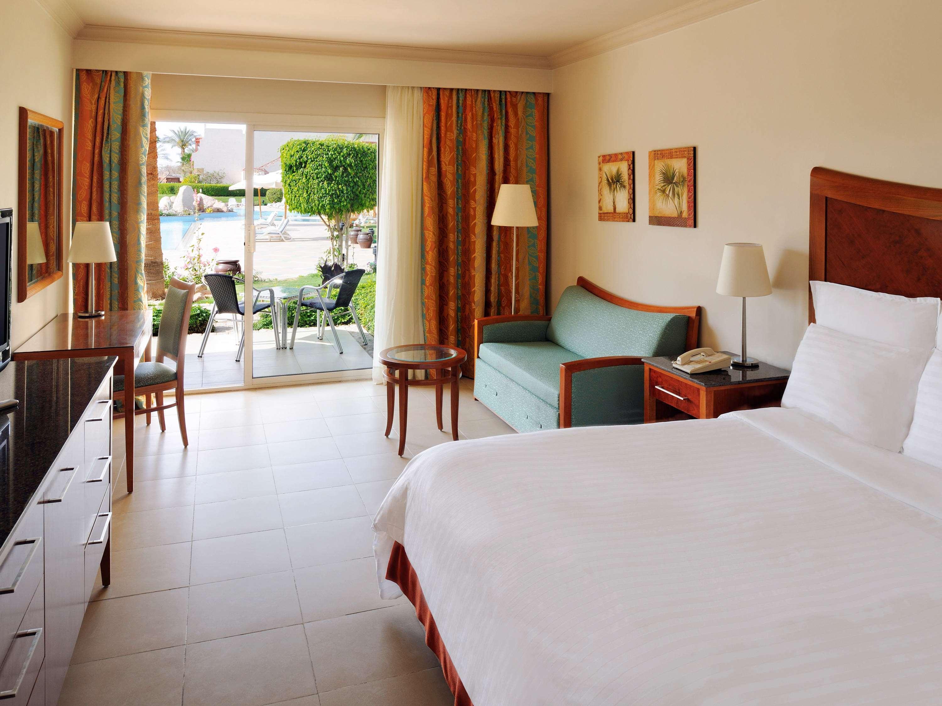 Naama Bay Promenade Beach Resort Managed By Accor Sharm el Sheikh Esterno foto A room at the Hilton Sharm El Sheikh