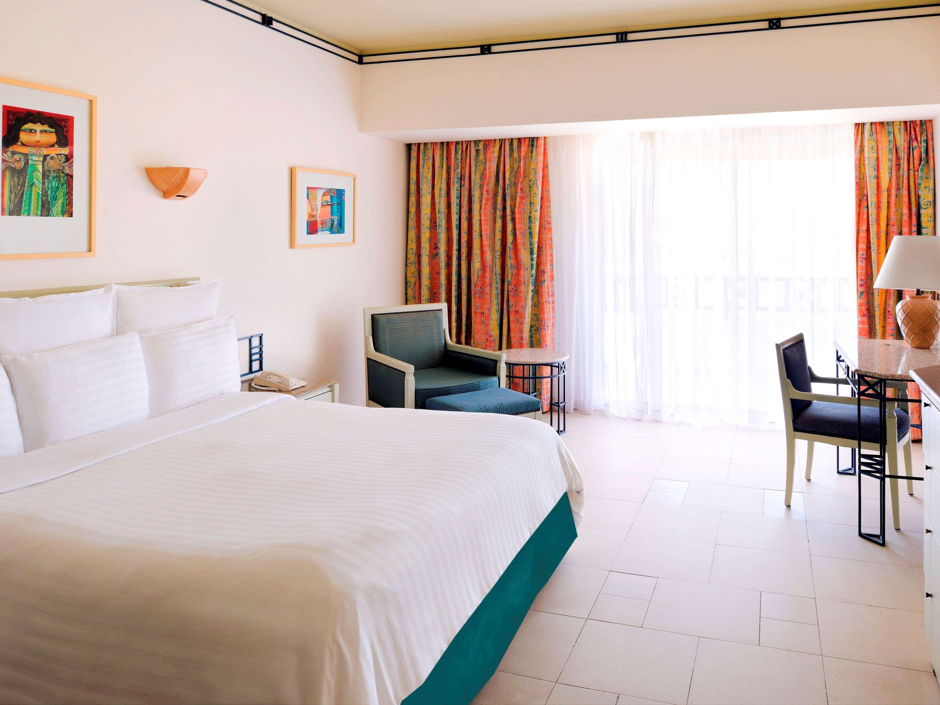 Naama Bay Promenade Beach Resort Managed By Accor Sharm el Sheikh Esterno foto A room at the Hilton Sharm El Sheikh