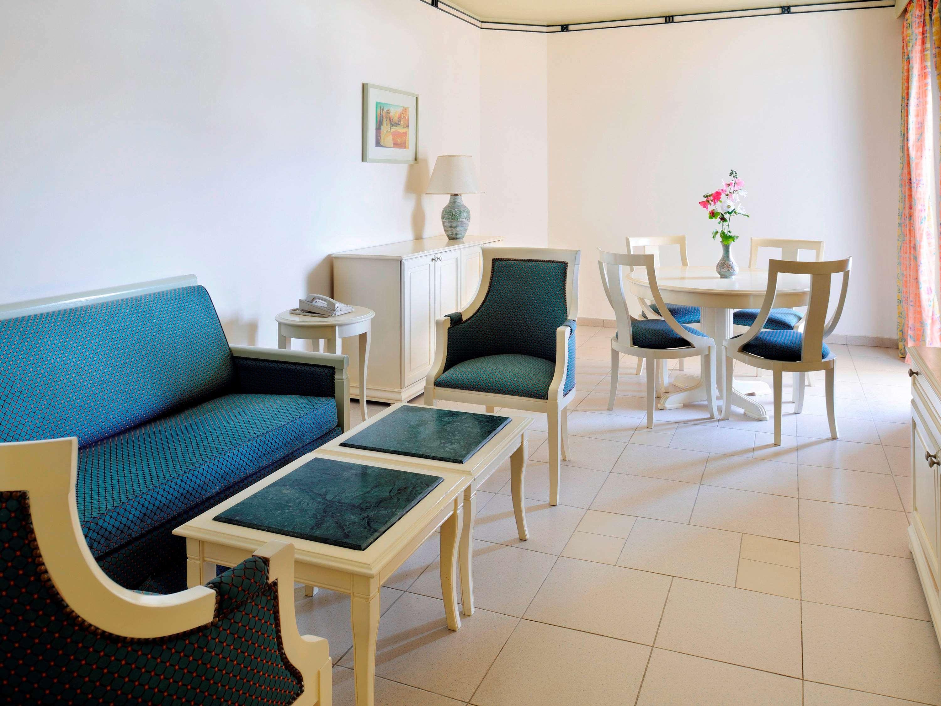 Naama Bay Promenade Beach Resort Managed By Accor Sharm el Sheikh Esterno foto A typical apartment
