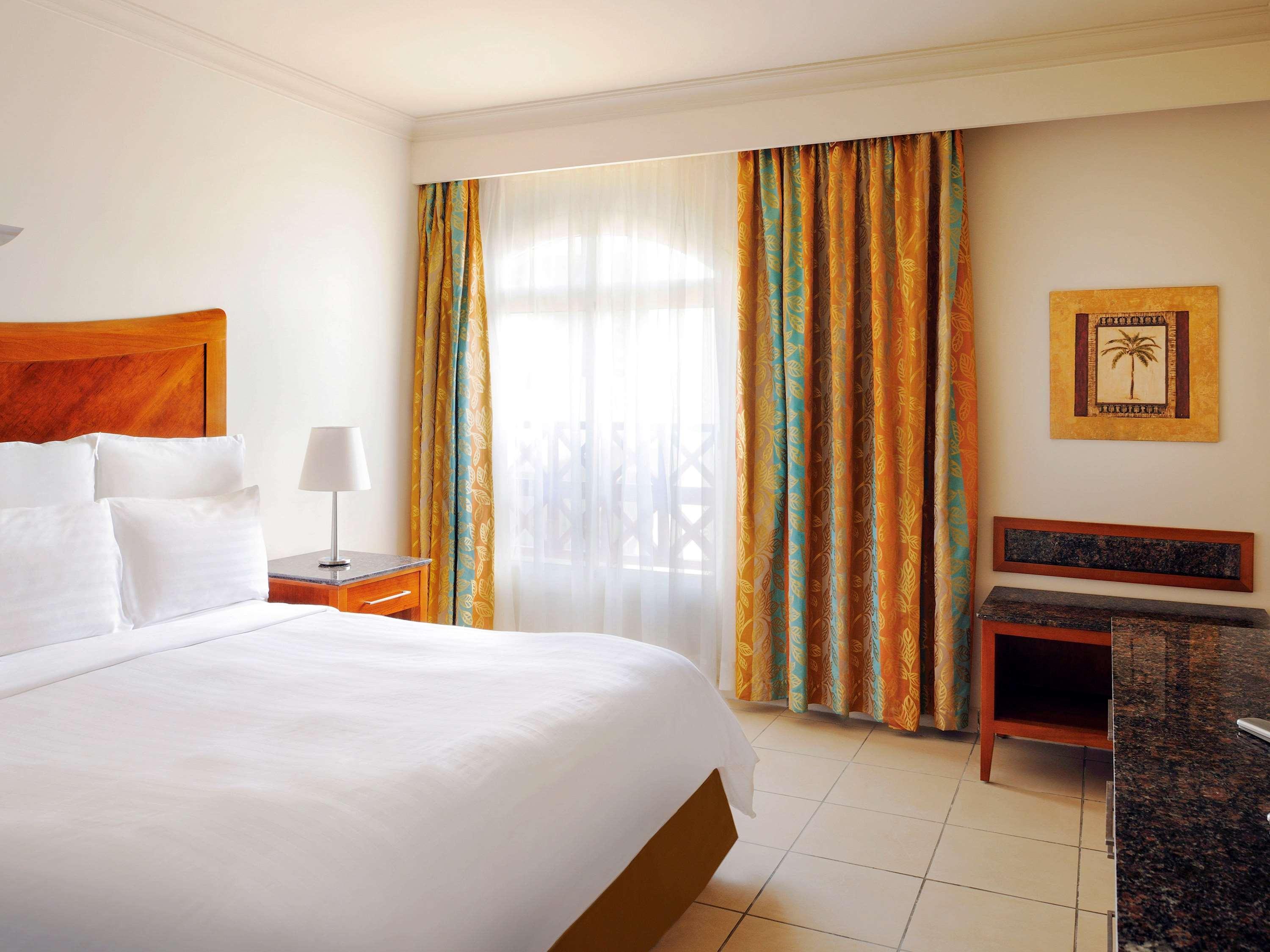 Naama Bay Promenade Beach Resort Managed By Accor Sharm el Sheikh Esterno foto A bedroom at the Westin Awantisu Hotel