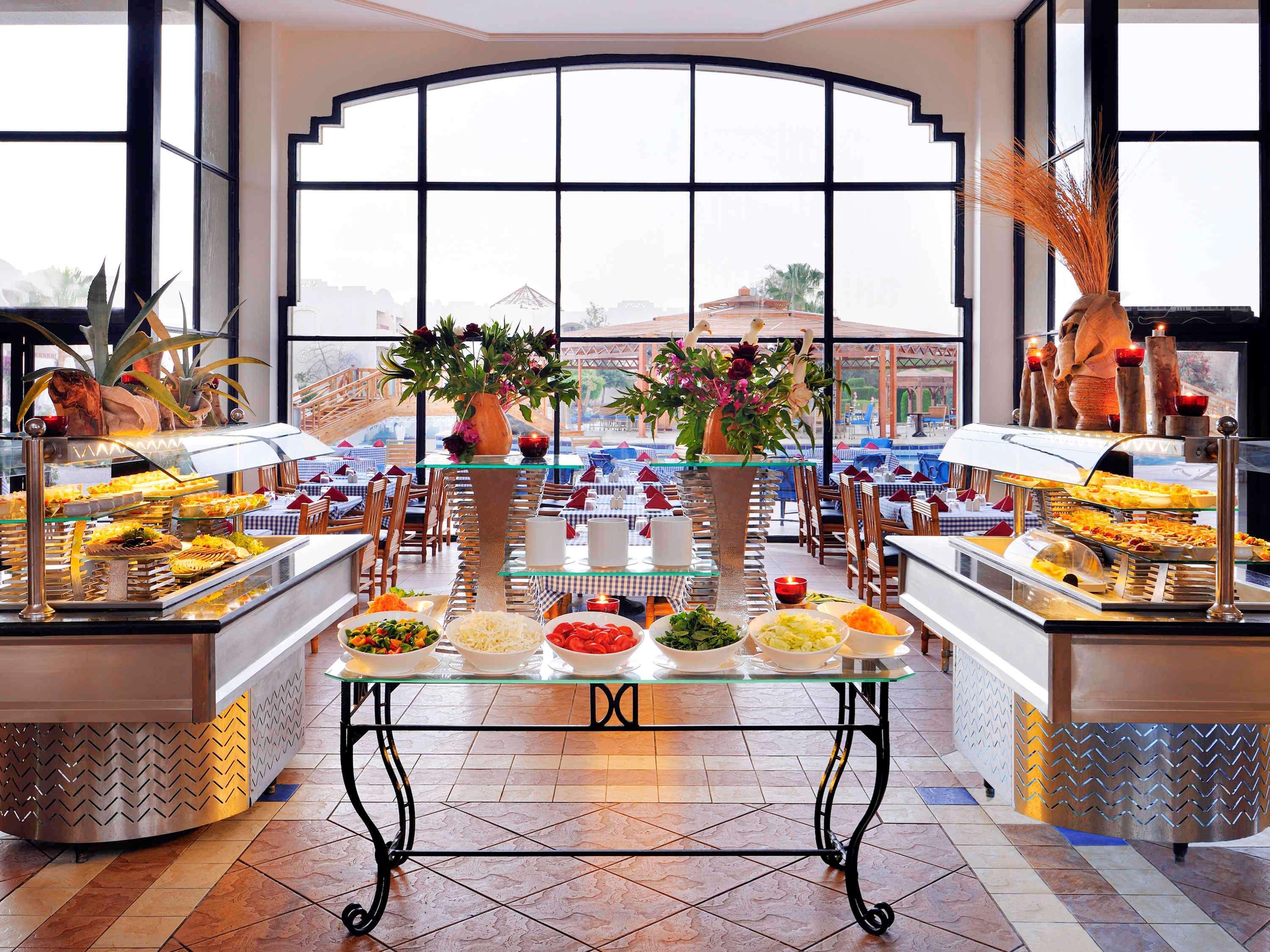Naama Bay Promenade Beach Resort Managed By Accor Sharm el Sheikh Esterno foto A buffet at a hotel
