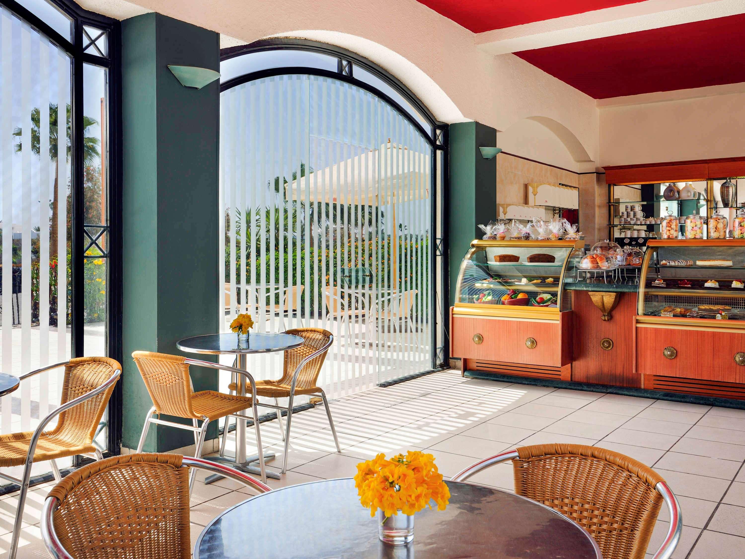 Naama Bay Promenade Beach Resort Managed By Accor Sharm el Sheikh Esterno foto Café