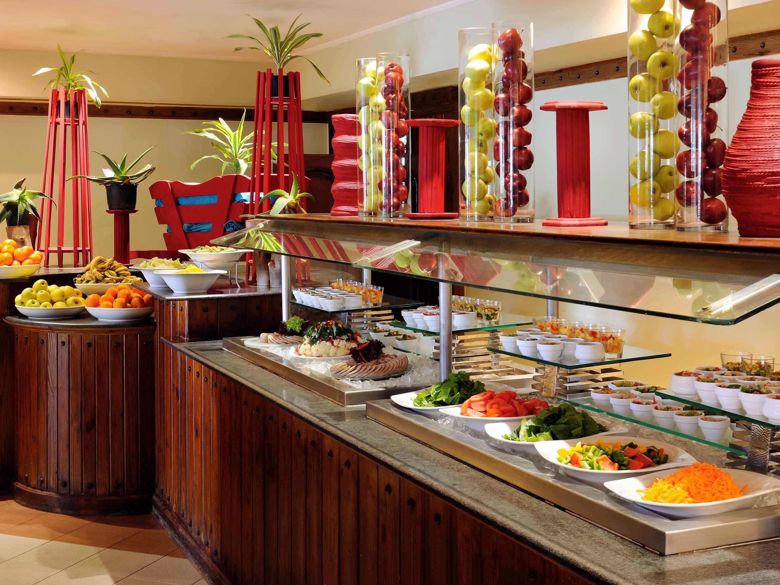 Naama Bay Promenade Beach Resort Managed By Accor Sharm el Sheikh Esterno foto A salad bar