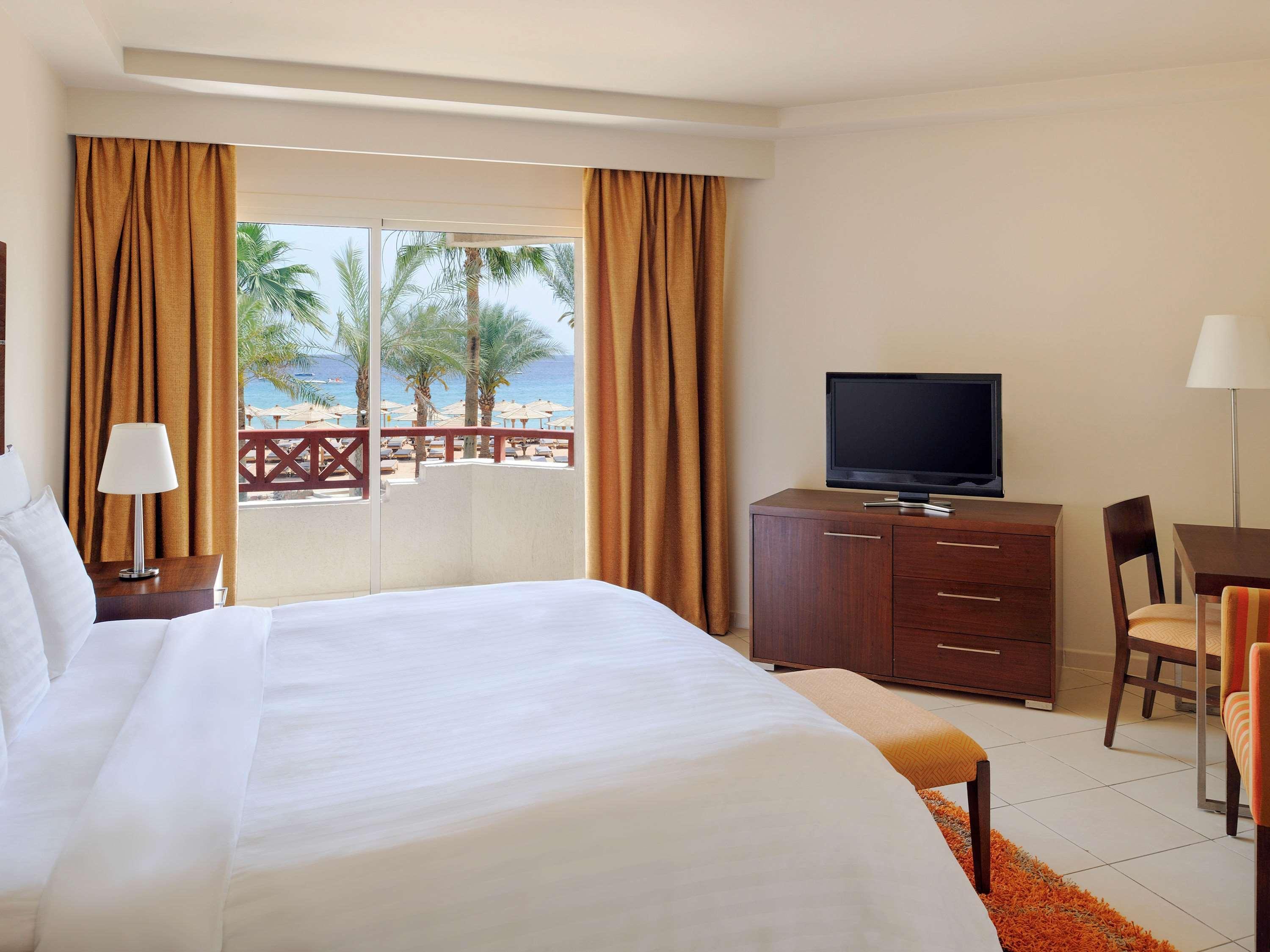 Naama Bay Promenade Beach Resort Managed By Accor Sharm el Sheikh Esterno foto A room at the Hilton Sharm El Sheikh