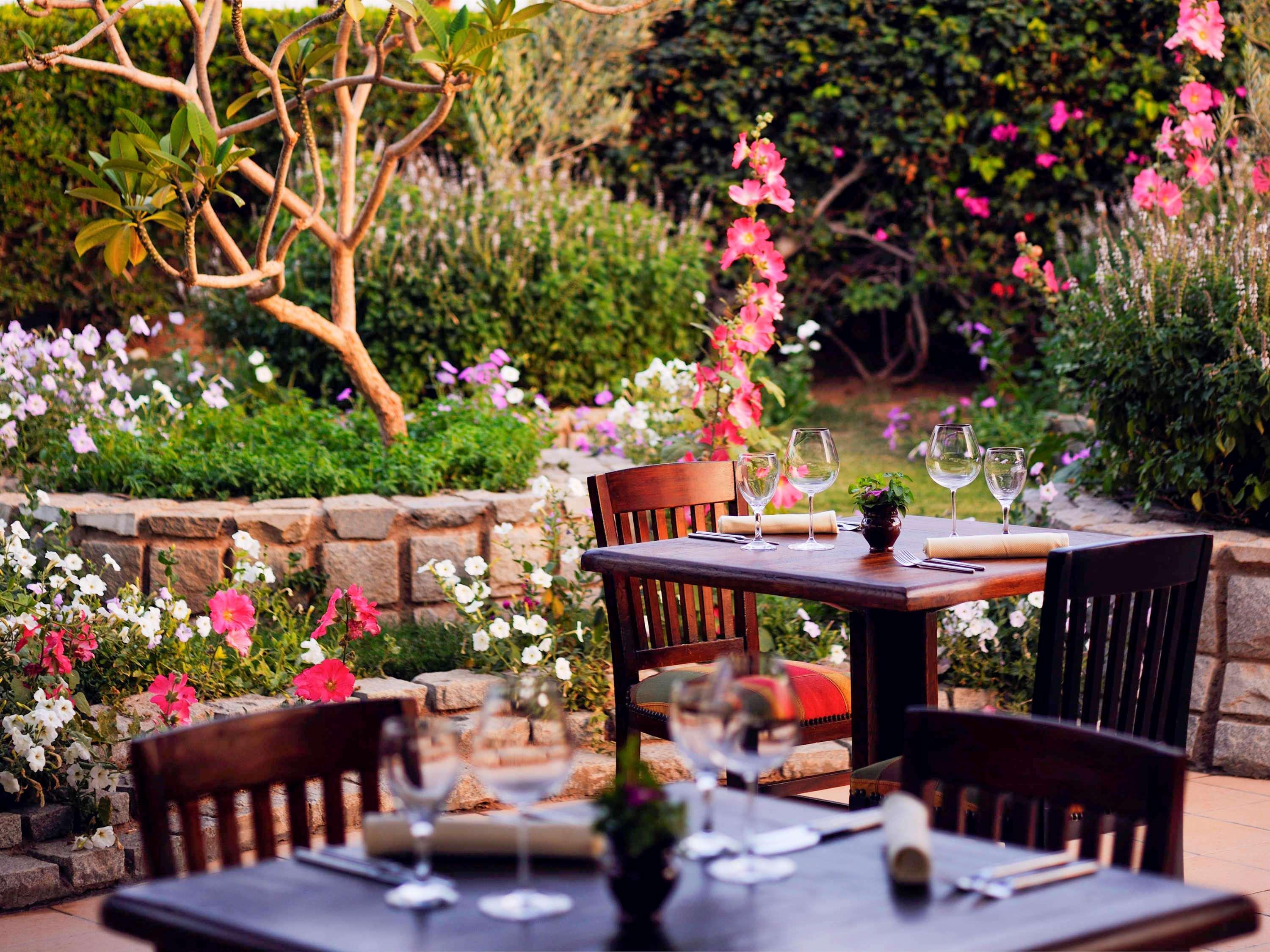 Naama Bay Promenade Beach Resort Managed By Accor Sharm el Sheikh Esterno foto Outdoor dining at the restaurant