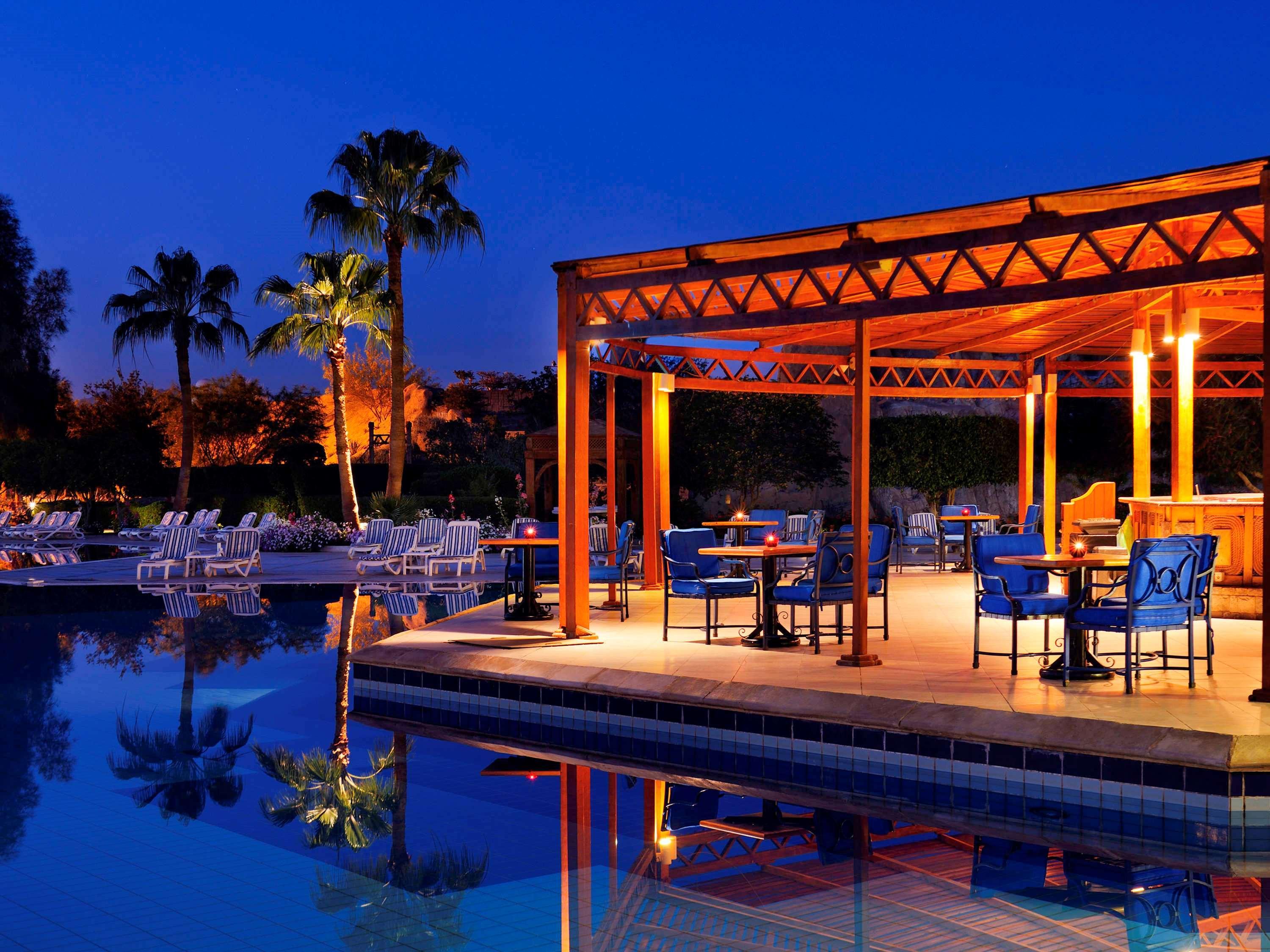 Naama Bay Promenade Beach Resort Managed By Accor Sharm el Sheikh Esterno foto The resort at night