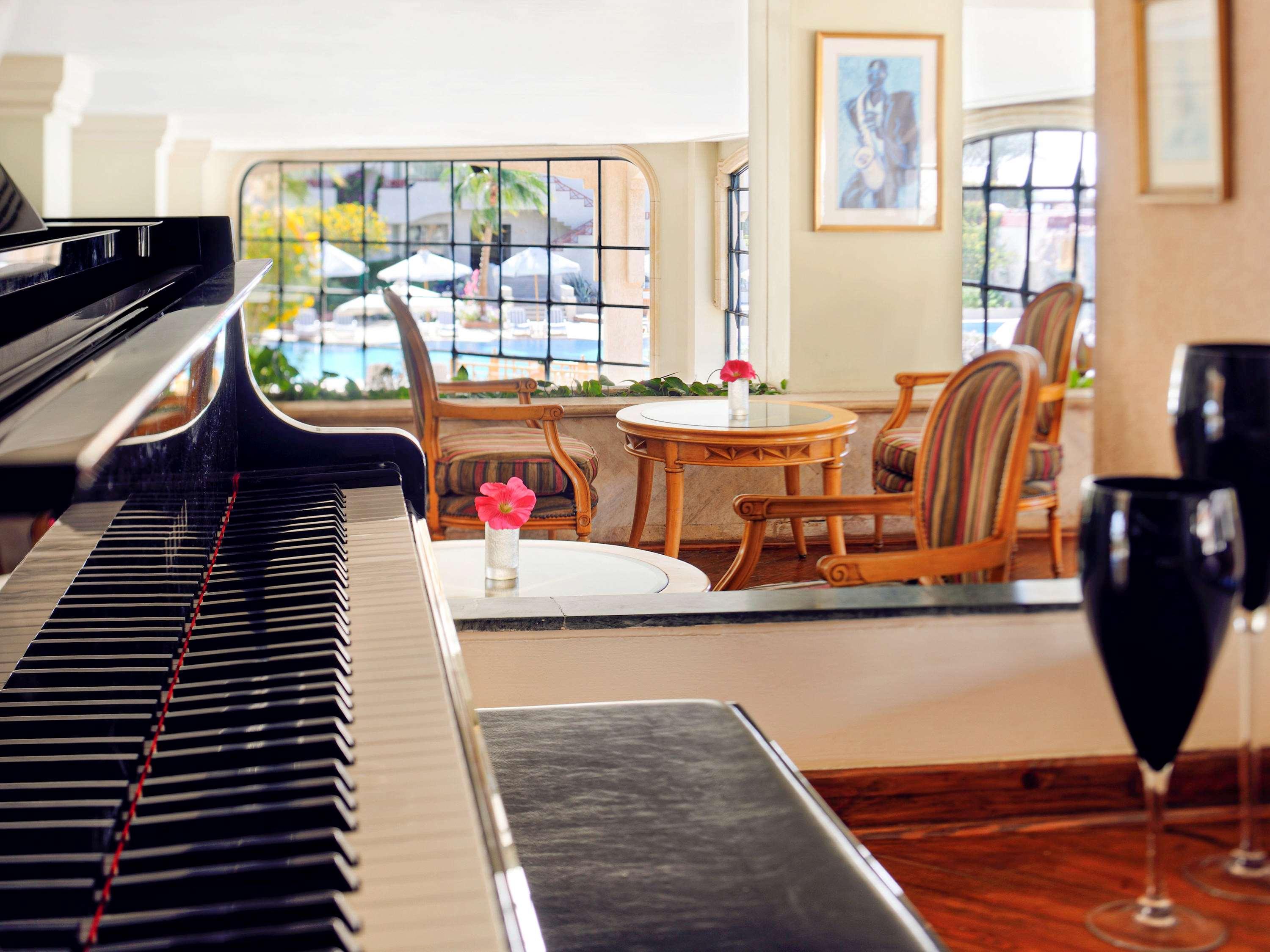 Naama Bay Promenade Beach Resort Managed By Accor Sharm el Sheikh Esterno foto The piano in the lobby
