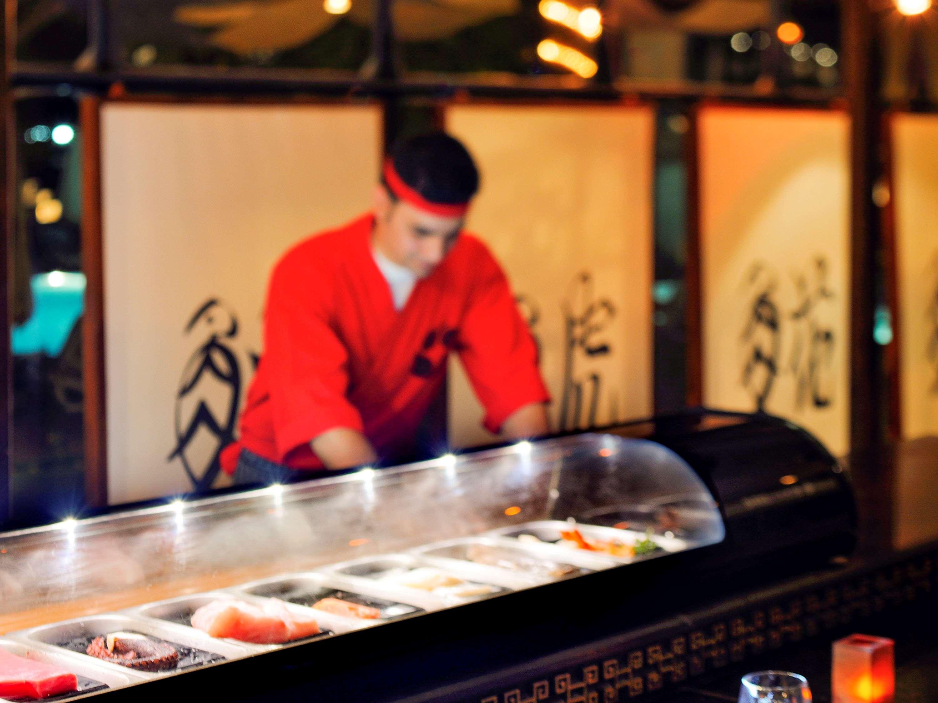 Naama Bay Promenade Beach Resort Managed By Accor Sharm el Sheikh Esterno foto A sushi chef at work