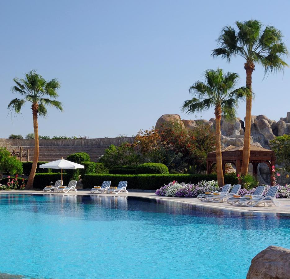 Naama Bay Promenade Beach Resort Managed By Accor Sharm el Sheikh Esterno foto A swimming pool at a resort in Egypt