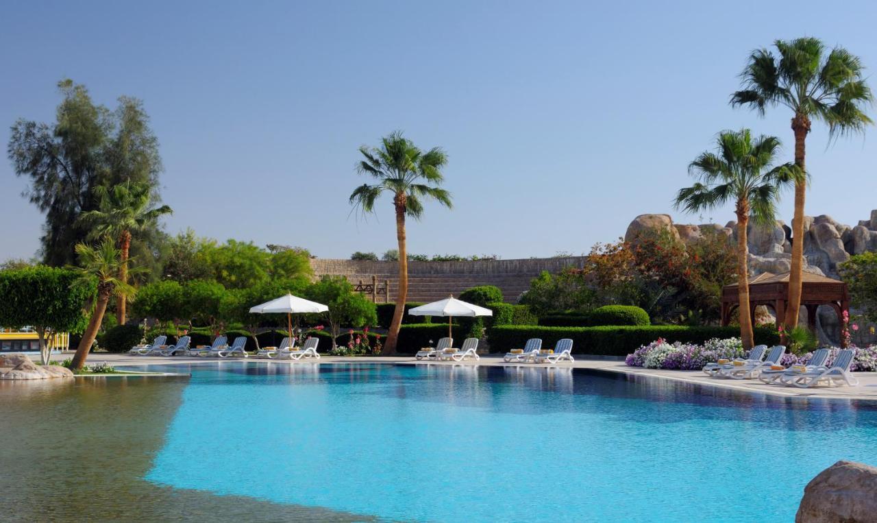 Naama Bay Promenade Beach Resort Managed By Accor Sharm el Sheikh Esterno foto The pool at the Hilton Luxor