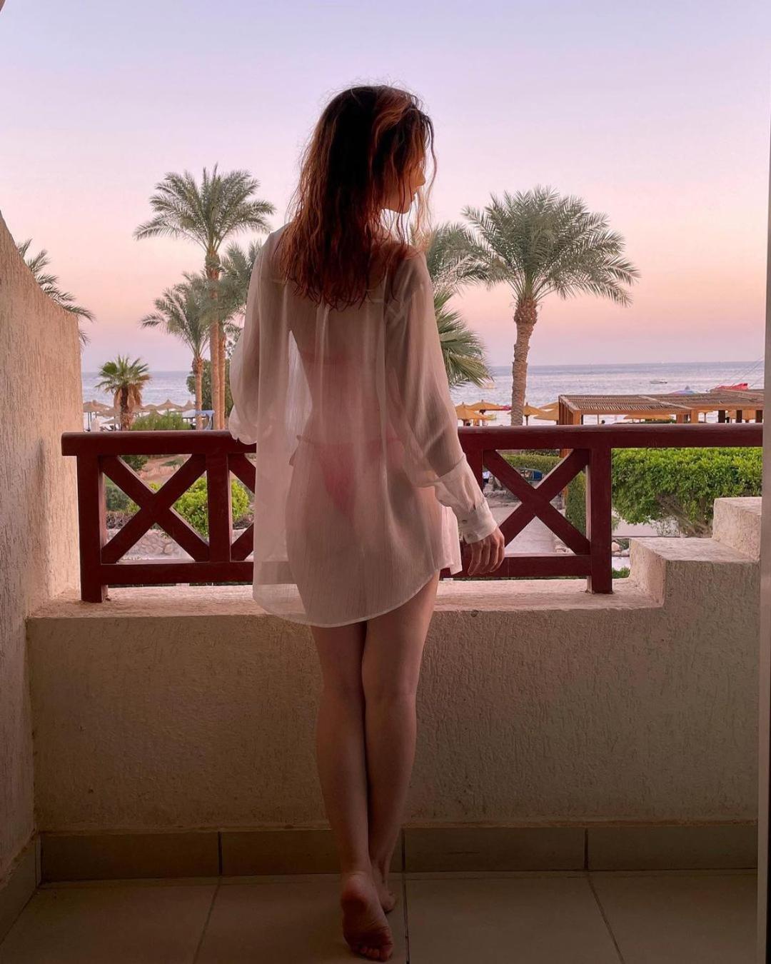 Naama Bay Promenade Beach Resort Managed By Accor Sharm el Sheikh Esterno foto A woman wearing a nightshirt
