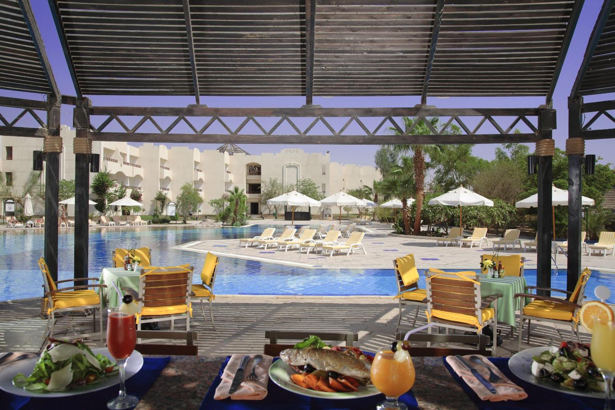Naama Bay Promenade Beach Resort Managed By Accor Sharm el Sheikh Ristorante foto The pool at the Hilton Tel Aviv