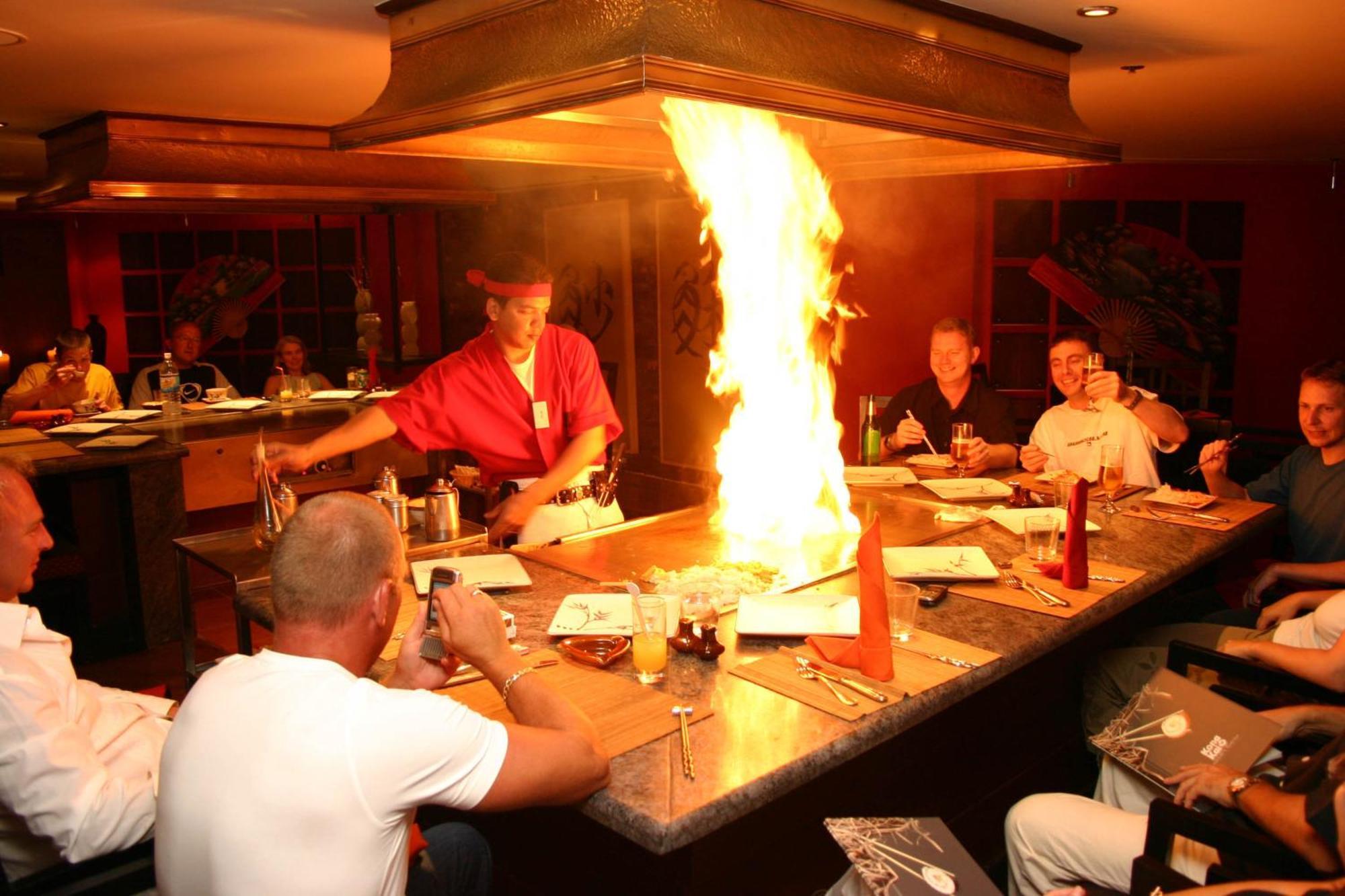 Naama Bay Promenade Beach Resort Managed By Accor Sharm el Sheikh Esterno foto Teppanyaki cooking