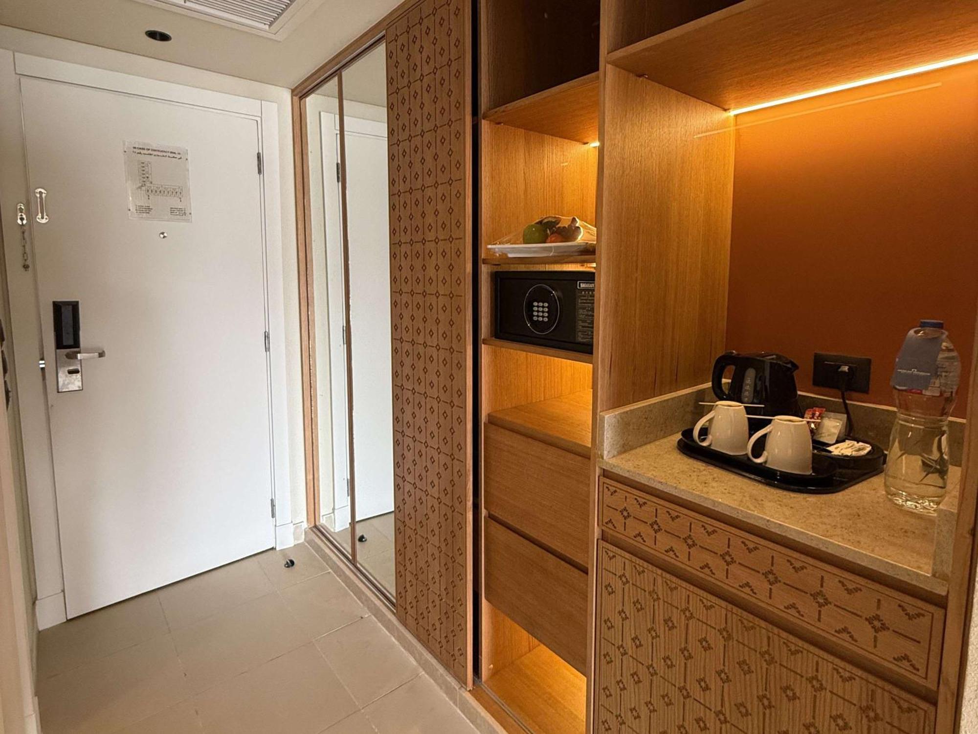 Naama Bay Promenade Beach Resort Managed By Accor Sharm el Sheikh Esterno foto A wet bar in a hotel room