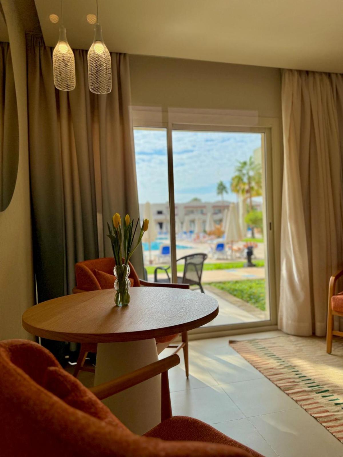 Naama Bay Promenade Beach Resort Managed By Accor Sharm el Sheikh Esterno foto A sliding door